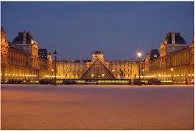 اللوفر في باريس وابو ظبي Louvre_de_nuit