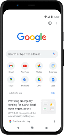 هاتف Pixel 4 XL بشاشة تعرض شريط بحث الموقع الإلكتروني Google.com والتطبيقات المفضَّلة والمقالات المقترَحة