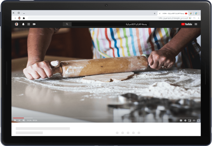 كمبيوتر محمول Pixelbook يعرض فيديو لشخص يفرد العجين باستخدام مرقاق العجين، كما يشير الكمبيوتر المحمول أيضًا إلى أنّ الفيديو نفسه يجري إرساله إلى شاشة تلفزيون.